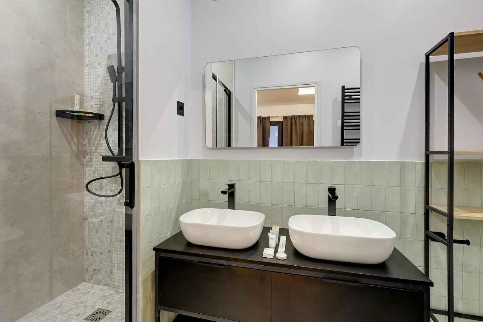 305 Lion - Superb In Apartment *